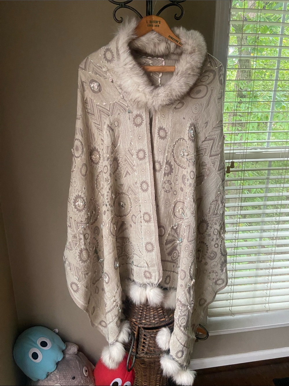 David Jeffery shawl NWOT beige oatmeal color